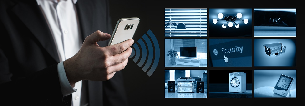 Robotstofzuiger met HEPA-filter in moderne woonkamer.