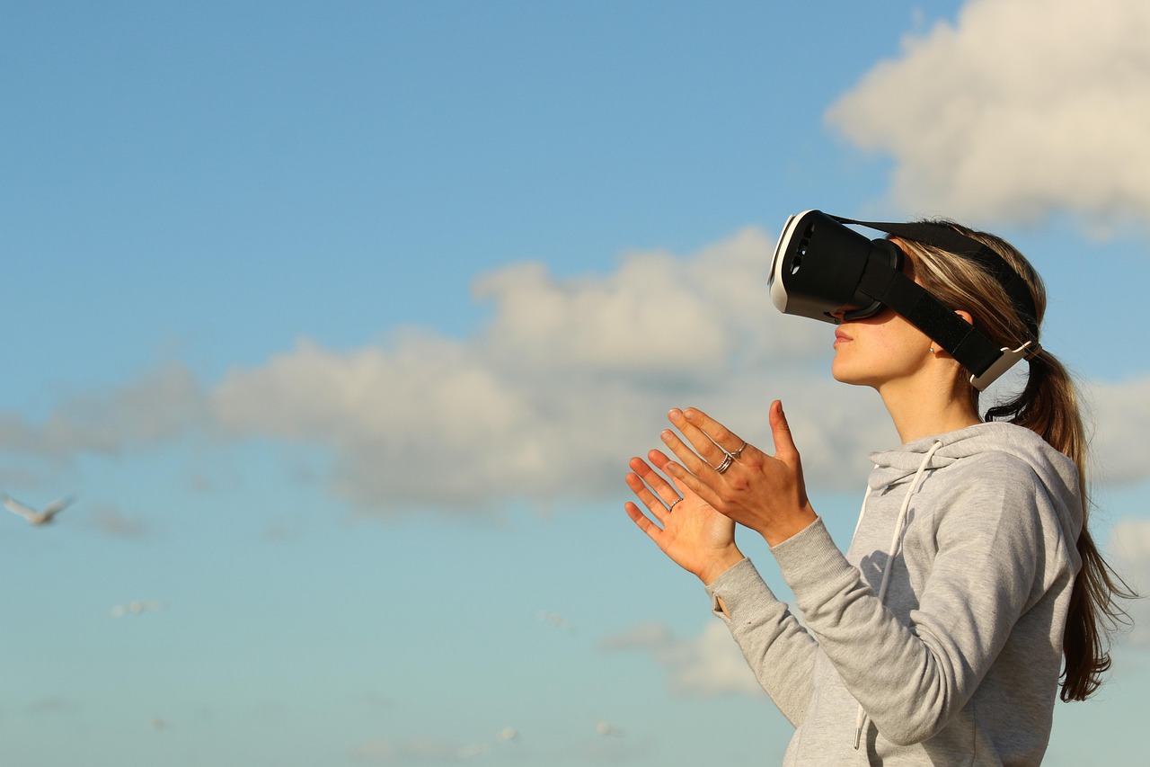 Ontwerper gebruikt AR-bril voor virtueel interieurontwerp. Ontwerper gebruikt AR-bril voor virtueel interieurontwerp.