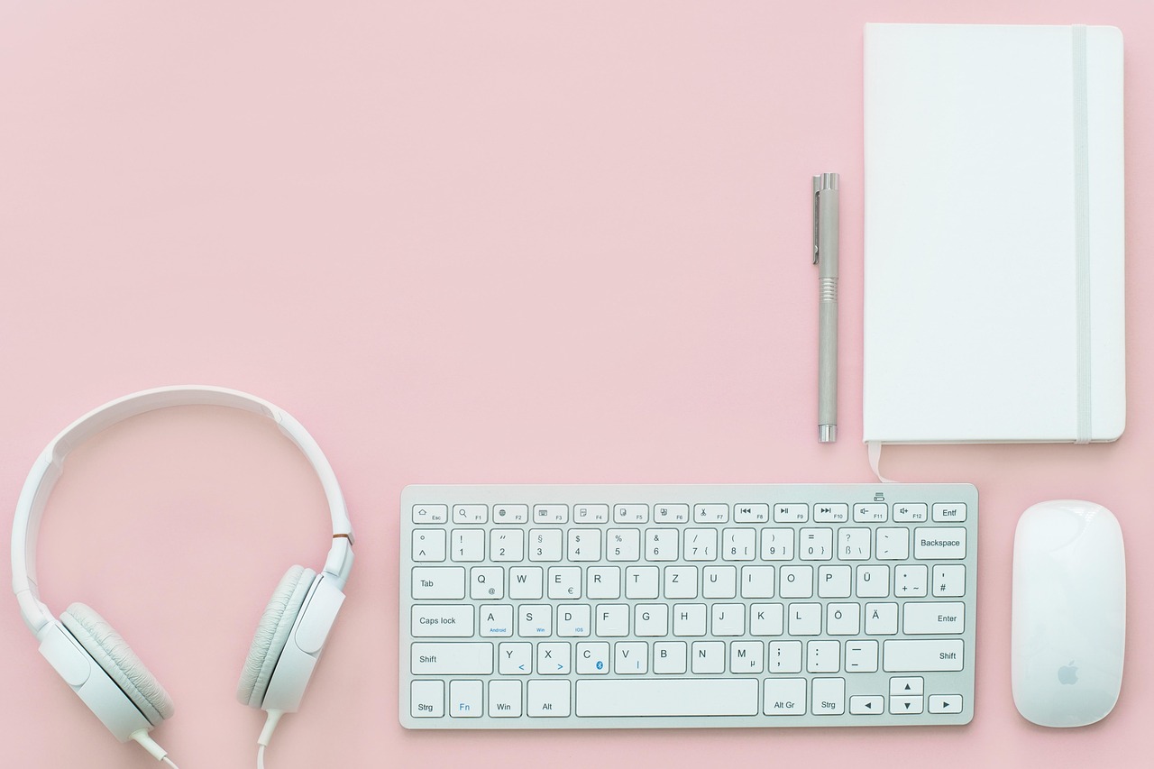 Moderne thuiswerkplek met ergonomische stoel en groot scherm. Moderne thuiswerkplek met ergonomische stoel en groot scherm.