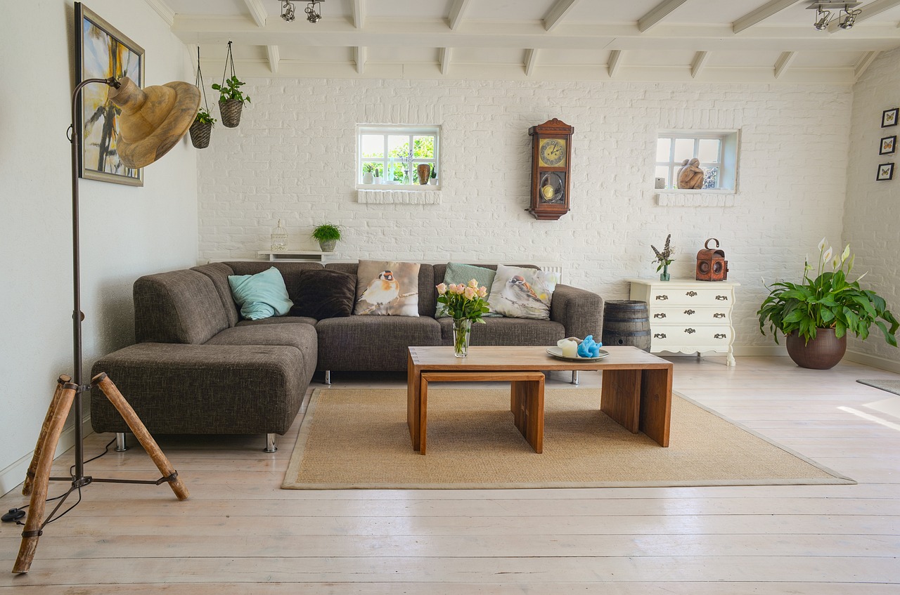 Uitschuifbare tafel omringd door opklapbare stoelen