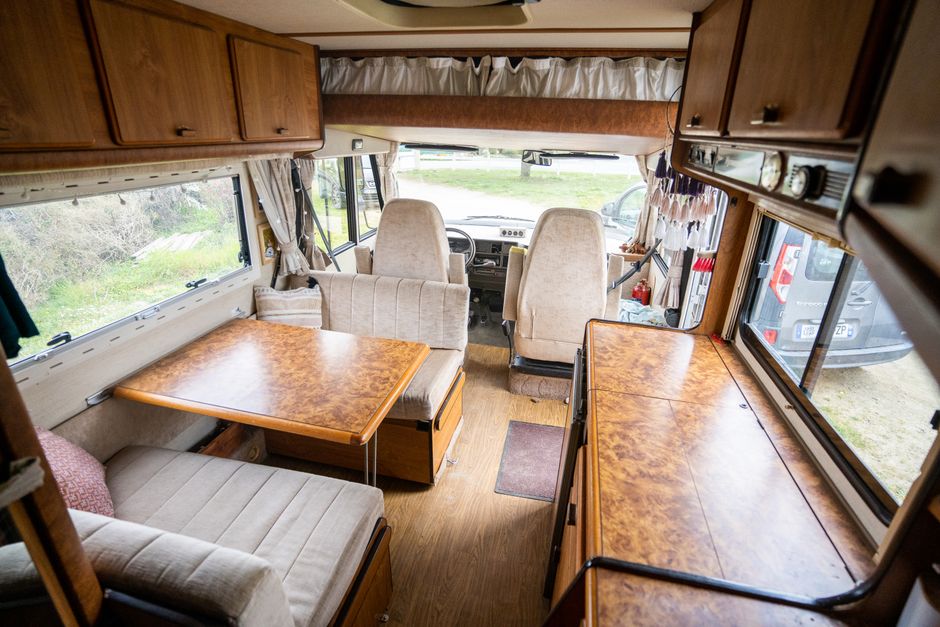 Kleurrijke gordijnen in moderne caravaninterieur.