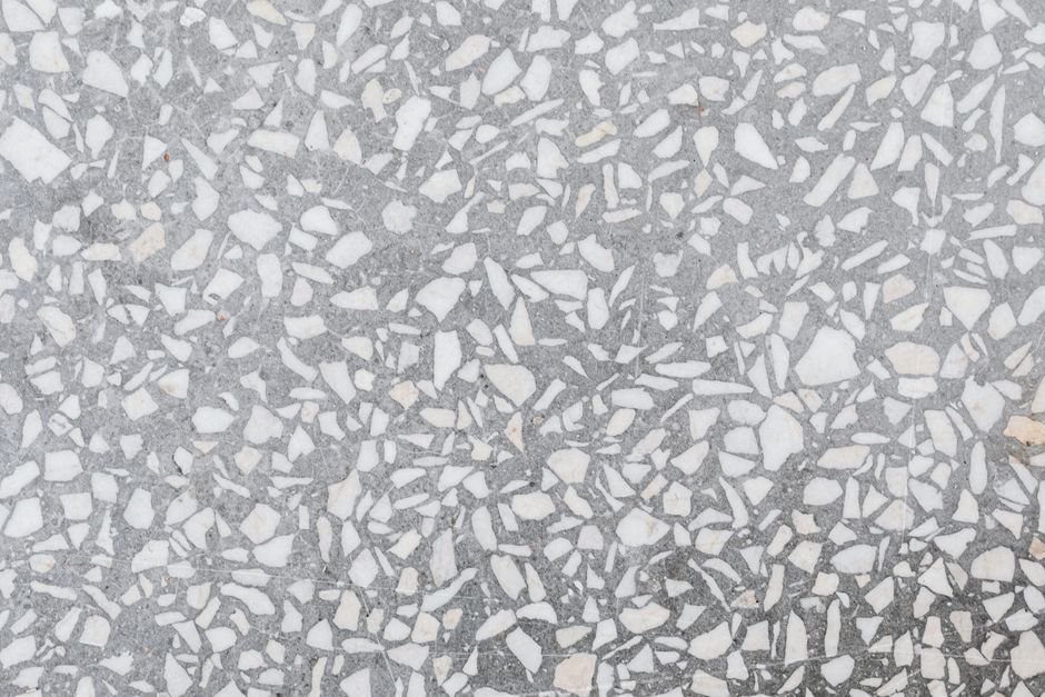 Moderne plantenbakken van terrazzo naast tuinmeubilair. Moderne plantenbakken van terrazzo naast tuinmeubilair.