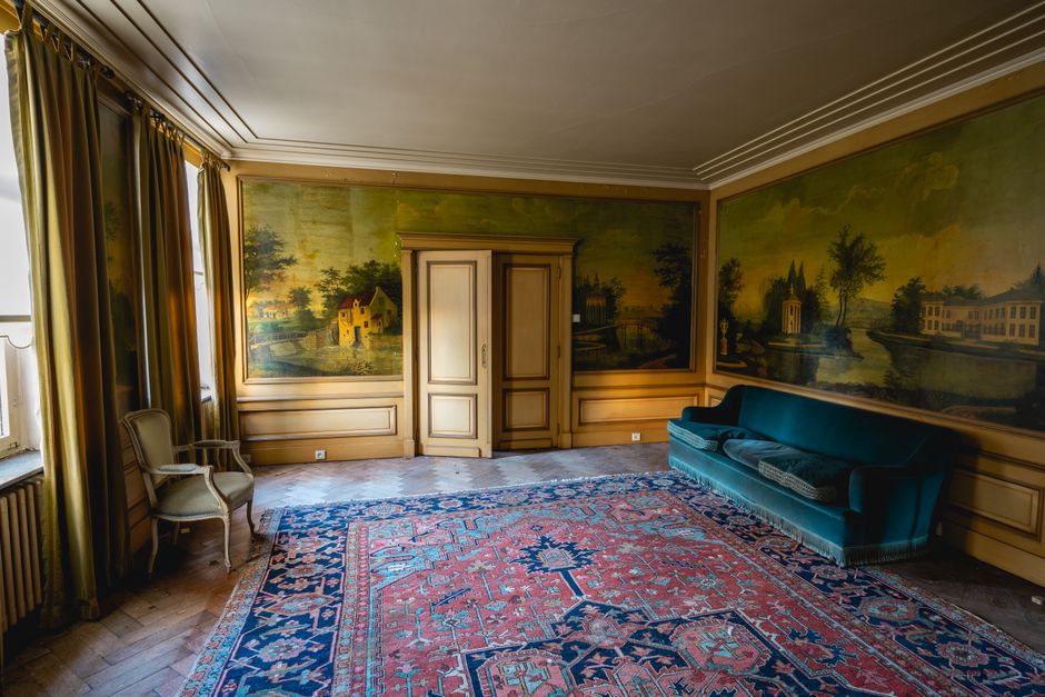 Fotobehang met gedurfde geometrische patronen in woonkamer. Fotobehang met gedurfde geometrische patronen in woonkamer.