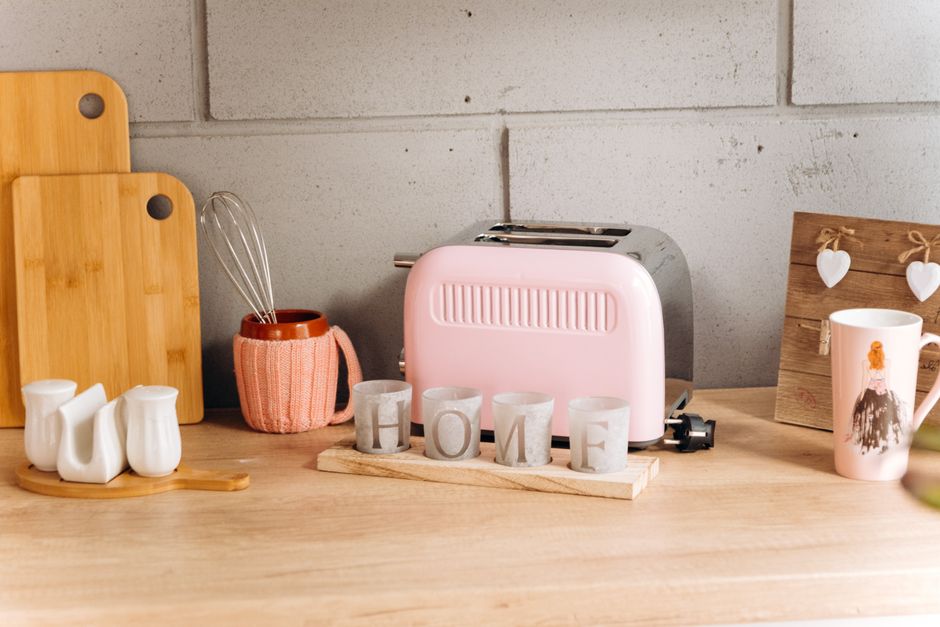 Roze servies in moderne keuken met zonlicht. Roze servies in moderne keuken met zonlicht.