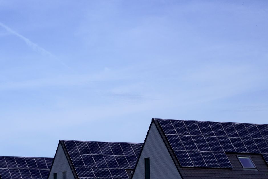 Huishouden maximaliseert zonne-energie tijdens solstitium. Huishouden maximaliseert zonne-energie tijdens solstitium.