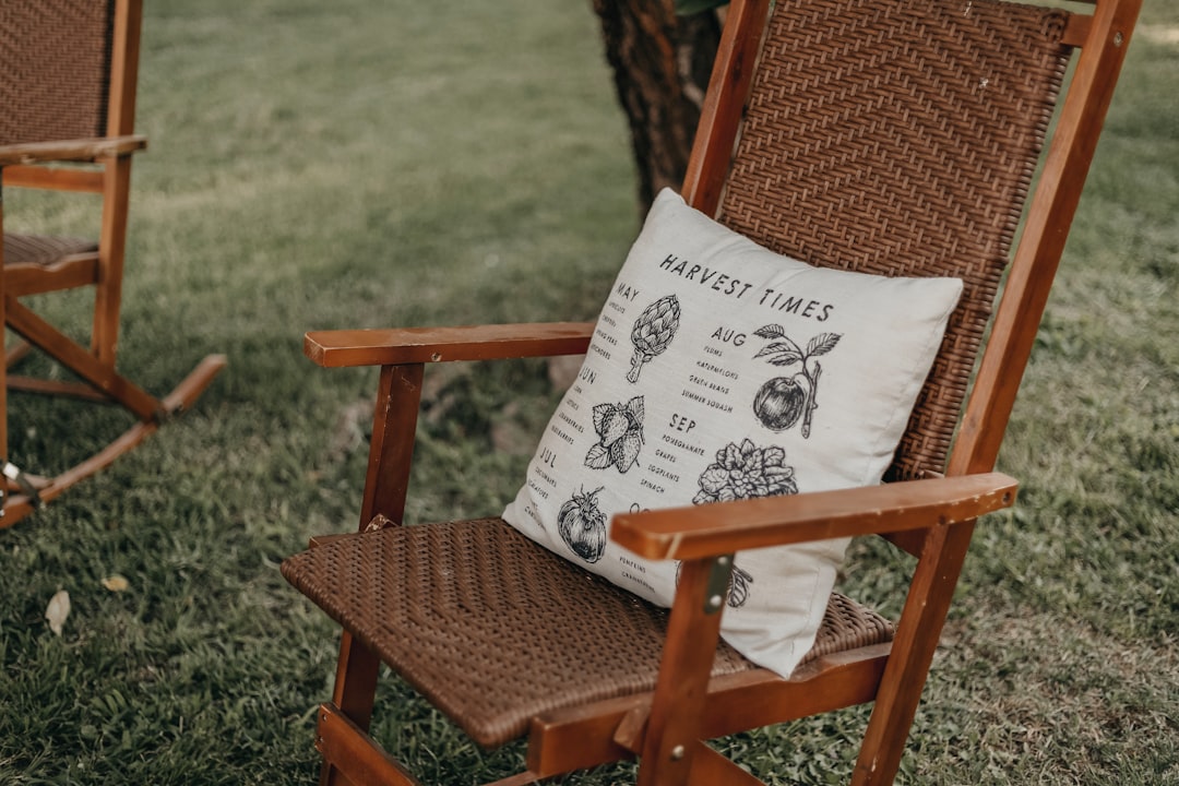 Comfortabele tuinzitkussens op een houten loungeset.
