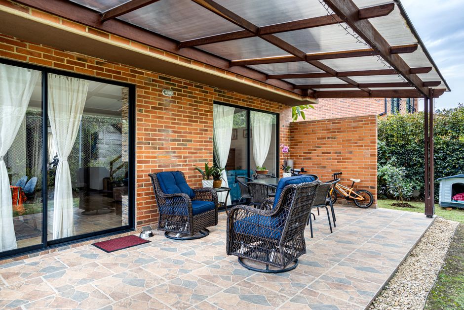 Veranda met groene klimplanten voor schaduw