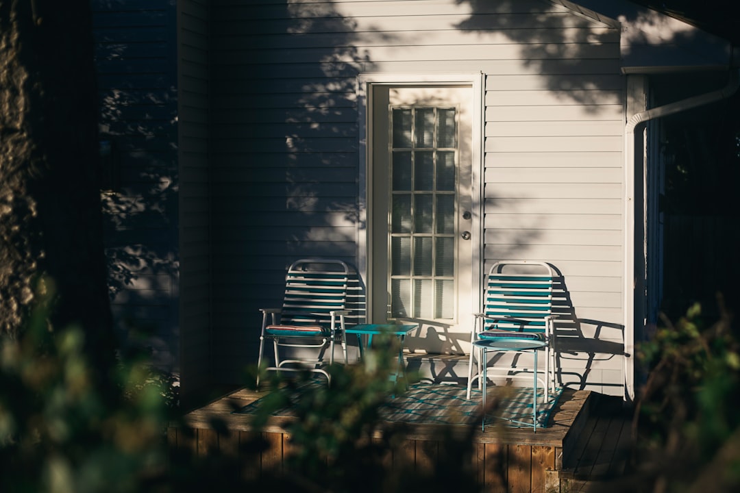 Moderne veranda met natuurlijk houten latten