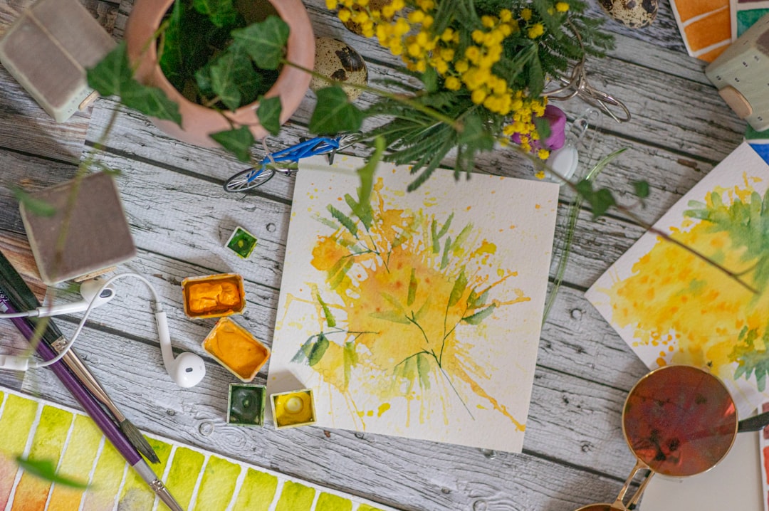 Heldere aquarelpatronen op tuinkussens in zomertuin. Heldere aquarelpatronen op tuinkussens in zomertuin.
