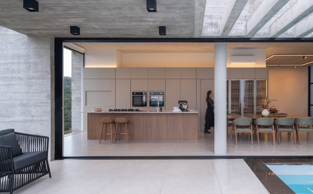 Stijlvolle buitenkeuken met moderne apparatuur en zitruimte. Stijlvolle buitenkeuken met moderne apparatuur en zitruimte.