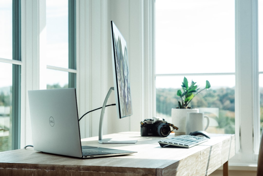 Laptop en planten op een flexibele thuiswerkplek.