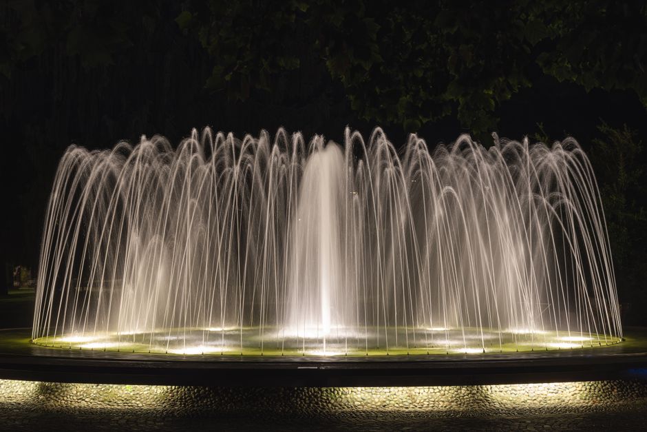 Minimalistische tafelwaterfontein met zacht stromend water. Minimalistische tafelwaterfontein met zacht stromend water.