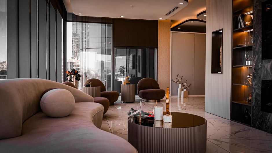 Kleurrijke ronde tapijten in trendy interieur 2026. Kleurrijke ronde tapijten in trendy interieur 2026.