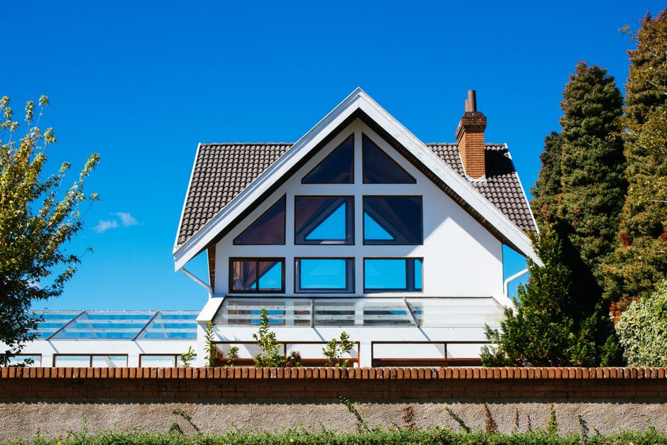 Moderne raamfolie biedt veiligheid en verkoeling. Moderne raamfolie biedt veiligheid en verkoeling.