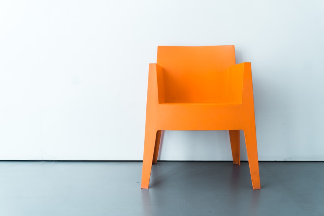 Felgekleurde zitkamer met zomerse accenten. Felgekleurde zitkamer met zomerse accenten.