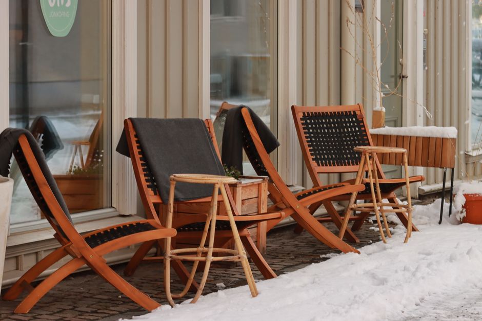 Strakke Scandinavische meubels in herfsttuin. Strakke Scandinavische meubels in herfsttuin.