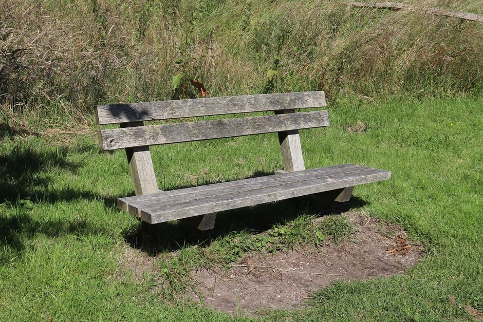 Eenvoudige buitenmeubels in warme herfstkleuren. Eenvoudige buitenmeubels in warme herfstkleuren.