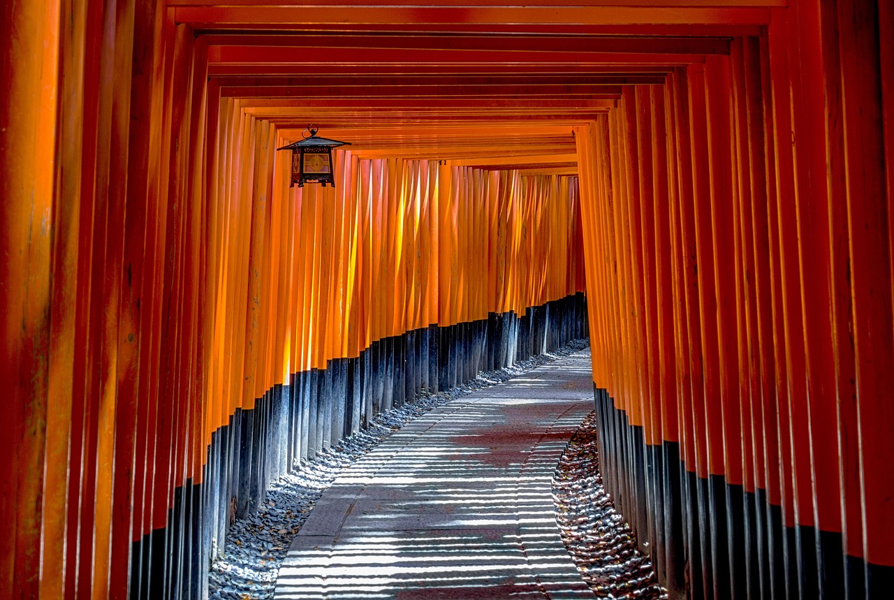 Traditionele Japanse badkamer met stenen tegelvloer. Traditionele Japanse badkamer met stenen tegelvloer.