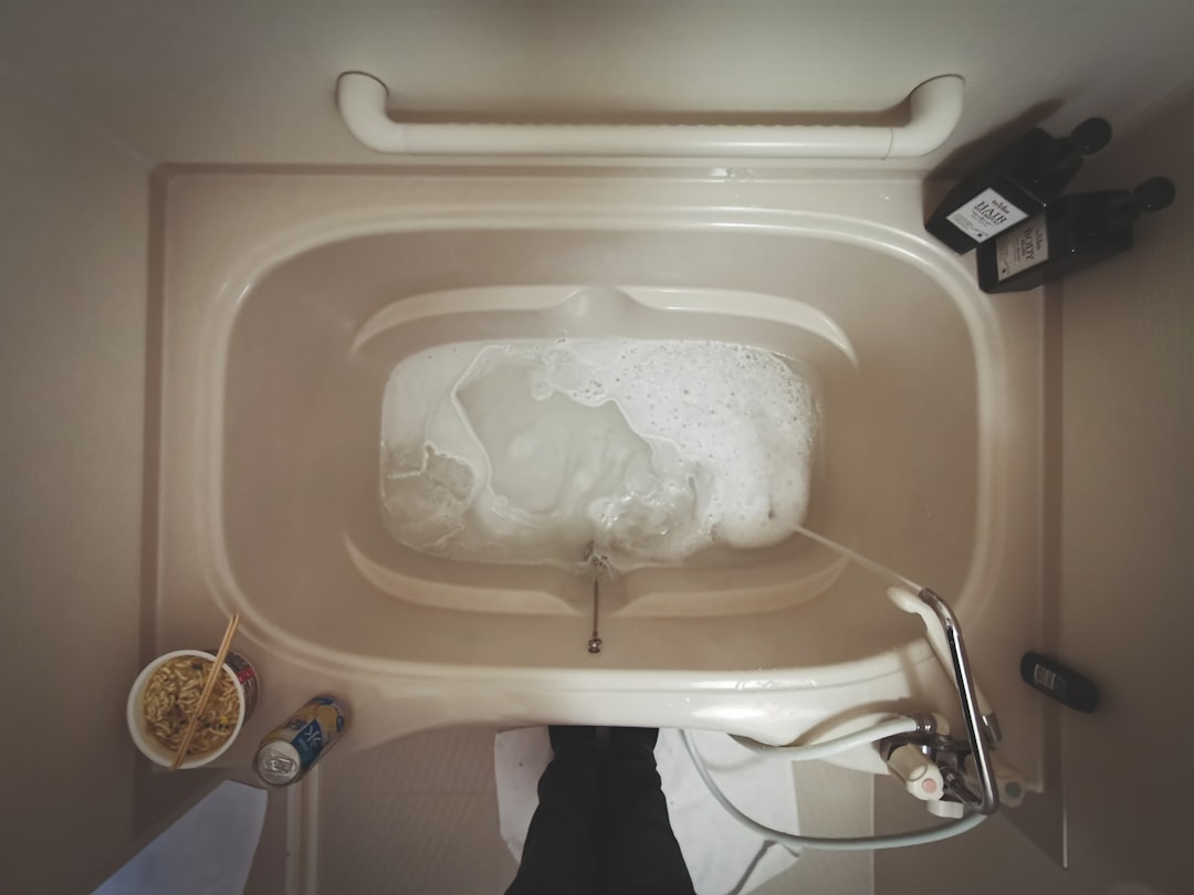 Minimalistische Japanse badkamer met houten elementen. Minimalistische Japanse badkamer met houten elementen.