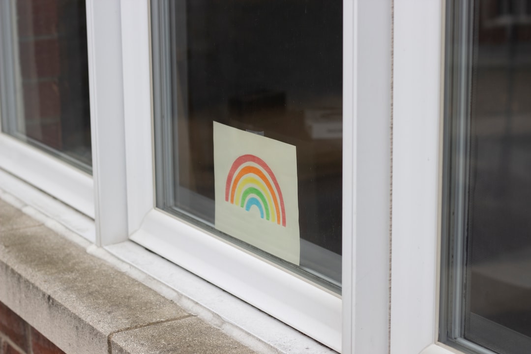 Kleurrijke raamstickers zonder lijm op een keukenraam.