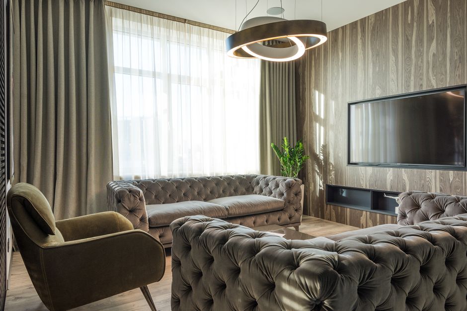 Thuiskantoor met gordijnen als room dividers.