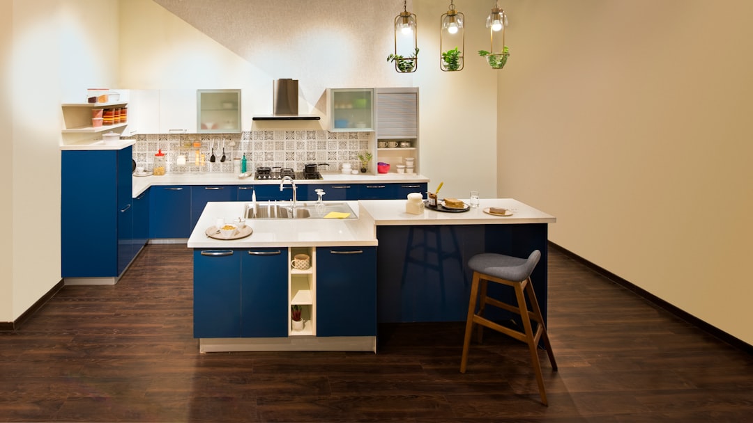 Modulaire keukenelementen moderniseren een witte keuken.